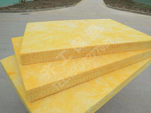 當(dāng)在搬運(yùn)玻璃棉的時候需要帶防護(hù)工具